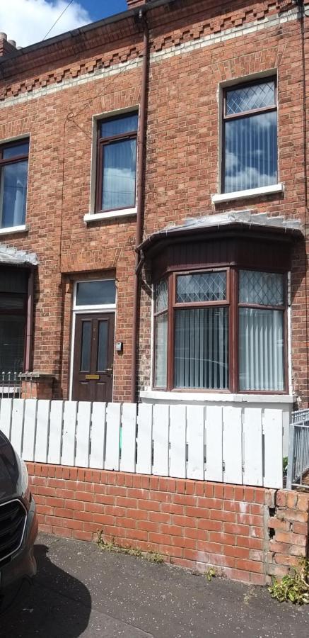 St. James Street Townhouse Belfast Exterior photo